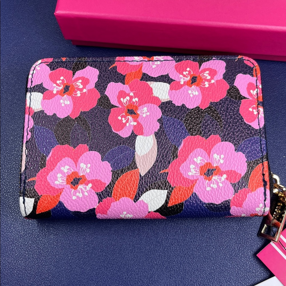 TRINA TURK "All Over Narcissus" zip-around vegan leather wallet NWT/NIB - Picture 3 of 8